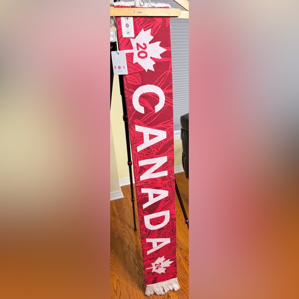 GORGEOUS LULULEMON OLYMPIC
SCARF!!!